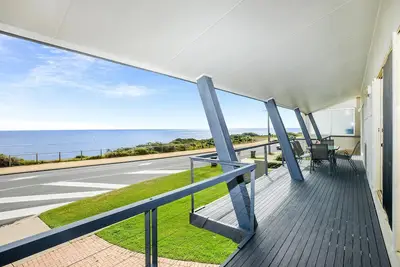 Image de Salt - 10 Guests | 8 Adults and 4 Children | 3 Bedrooms | 4 Beds | 2 Bathrooms - Master Bedroom: Queen bed, Bedroom 2: Queen bed, Bedroom 3: 2 Trio Bunk beds (Double bed, Bottom and Single bed, Top) Bunk beds are sharing in one room