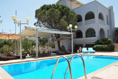 Image de Villa avec piscine privée et vue sur la mer étonnants - Chrysiida Luxury Suites