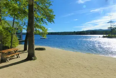 Image de 2 maisons sur une grande propriété au bord du lac; 10 chambres et installations du complexe