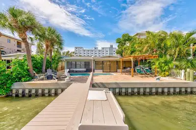 Image de Manatee Home - Accueil près de la piscine au bord de l'eau à quelques pas de la plage!