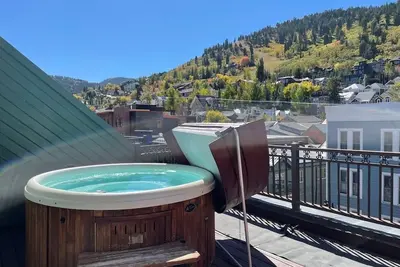 Image de Penthouse! Emplacement de la rue principale! ! Spa privatif sur le toit avec vue sur la montagne!