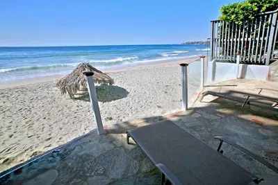 Image de Oceanfront Cottage est sur le sable au cœur de Laguna Beach Village