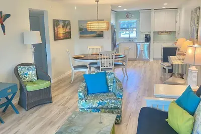 Image de Emplacement! Emplacement! Emplacement! <br><br>Vos vacances vous attendent dans ce condo de deux chambres et deux salles de bain situé directement en face de la célèbre Siesta Key Beach.