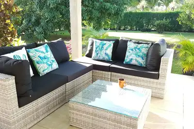 Image de Maison privée bien équipée: piscine + jardin + couchers de soleil!