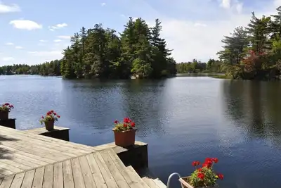 Image de Lakeside Chalet avec vue magnifique, Bord de l'eau exceptionnelle, et à moteur.