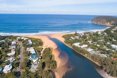 Image de Wisteria Cottage est proche de la plage et est juste au bord du lac, profitez de toutes sortes de spor