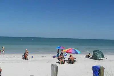 Image de Meilleur prix sur la plage! Tout ce Gulf View Condo a besoin de vous. Évalué