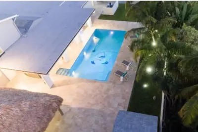 Image de Grand Domaine B-Ball \/ Pool Home + terrain de b-ball, piscine surdimensionnée