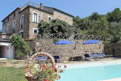 Image de Villa Trotta: Une vieille maison à deux étages en pierre.