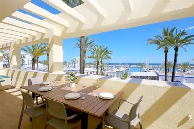 Image de Appartement élégant avec une vue imprenable, Wifi, Marina en première ligne près de la plage et bars