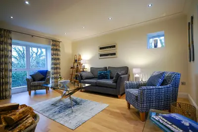 Image de Luxueux cottage avec 4 * 2 chambres, joliment meublé, à quelques pas du bord du loch