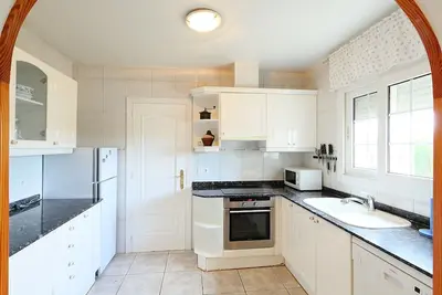 Image de Belle maison de vacances privée avec Wifi, piscine privée, Tv, patio, animaux admis, parking