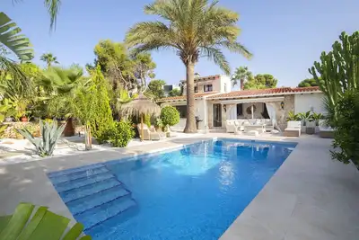 Belle maison de vacances privée avec piscine privée, Wifi, climatisation, Tv, patio et parking