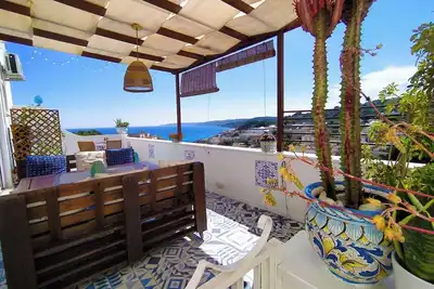 Image de À Casa Di Adele terrasse surplombant la mer dans la baie de Castro