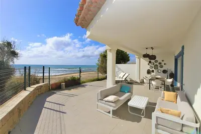 Image de Maison lumineuse et élégante en bord de mer, Maison de plage première ligne près du port