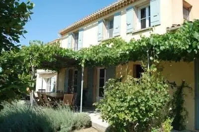 Image de Beautiful, secluded Provencal house with pool surrounded by vineyards
