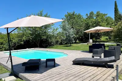 Image de Charmante maison climatisée en pierre avec piscine privative et jardin clos