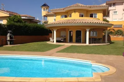 Image de Maison face à la mer, avec jardin, barbecue et piscine privée