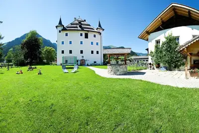 Image de 7 chambres, 6 salle de bain, 1 Wc. 2 Salle à manger, Terrasse, Jardin