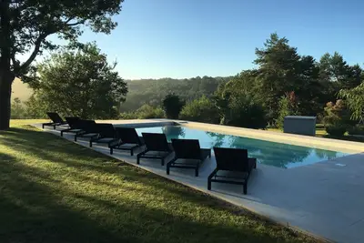 Image de Ferme du 18ème siècle dans la campagne vallonnée de la Dordogne, avec piscine, sur 11 acres
