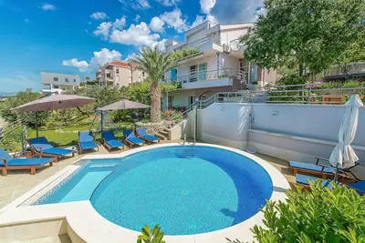 Image de Maison de vacances privée avec bain à remous, climatisation, Wifi, piscine privée, Tv, terrasse
