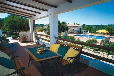 Image de This captivating old farmhouse has an enviable location