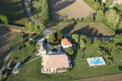 Image de Gîtes Grand Pré! et la Roulotte de Roquecor pour 18 à 23 personnes