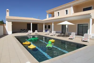 Image de Villa de luxe 5 étoiles avec piscine chauffée, climatisation, Tv satellite et Wifi. Plage à proximité