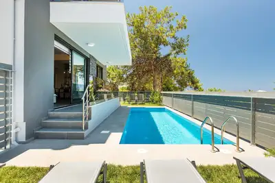 Image de Villa Nisos, distance de marche de la plage et des commodités, vacances sans voiture!