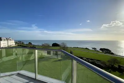 Image de Penthouse avec balcon et vue panoramique sur la mer.