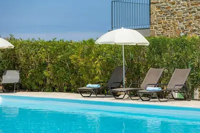Image de Joli appartement dans une maison de vacances avec climatisation, Wifi, piscine, Tv, terrasse