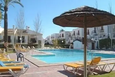 Image de Vera Coast Apt Beautiful Gardens \/ Walkways, Wifi, 2 piscines extérieures et la plage