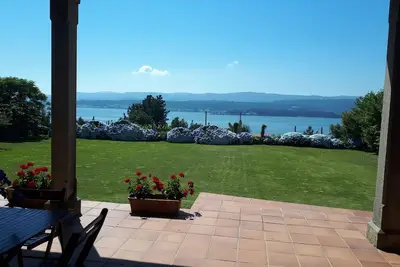 Image de Traditionelle maison pierre, grande porte en bois face á la mer a perte de vue