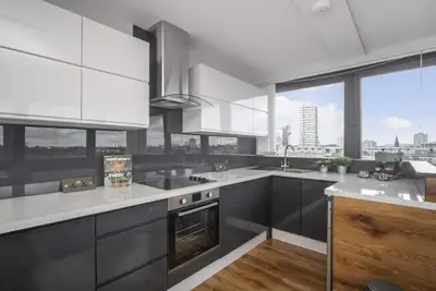 Nouvel appartement 3br à Battersea avec une vue imprenable sur Londres