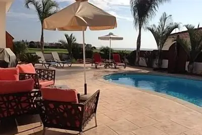 Bungalow avec piscine privée et jardin, bord de mer