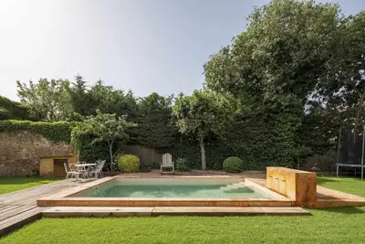 Image de Cottage avec piscine à Garrigàs