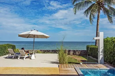 Maison en bord de mer avec véritable emplacement sur la plage. Propre jaquzzi, à 10 mètres de la piscine.