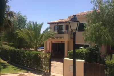 Image de Belle villa de golf avec piscine, tennis de table et wifi gratuit, à proximité du Club House