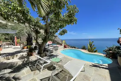 Image de Villa de caractère avec magnifiques vues mer, piscine privée et jardin exotique