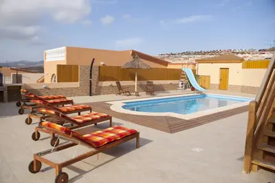 Image de Villa de 4 chambres en ville, piscine de 10 m avec toboggan pour enfants, clôture de sécurité, barbecue, salons extérieurs