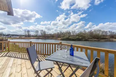 Image de Avocet 28 est un magnifique lodge situé au bord de l’eau.