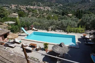 Image de Fabuleuse villa rustique accolée à la montagne avec une vue unique