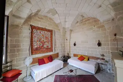 Image de Entièrement rénové du 18ème siècle Maison traditionnelle Pierre Avec haut Voûtes
