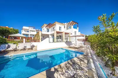 Image de Villa 5 * moderne, au coeur de la baie de corail, à 5 min à pied de toutes commodités, piscine privée