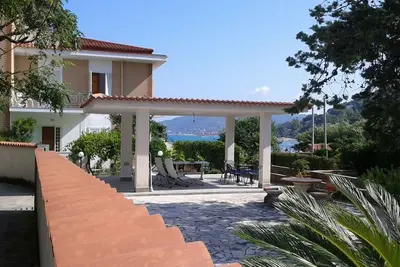Image de Villa Leucotea, maison avec jardin dans le village de Pozzillo à 20 mètres de la mer bleue