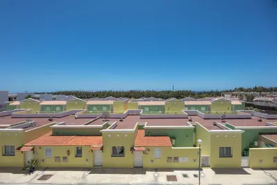 Image de 180 Vues sur l'océan - Première rangée surélevée arrière: Vues sur la mer et WiFi et Sky Tv et en ville