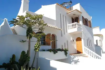 Image de Grande villa dans un espace de détente, avec une piscine privée chauffée et une superbe vue sur la mer.