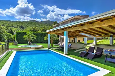 Image de Maison de vacances avec bain à remous, climatisation, Wifi, piscine privée, Tv, patio, parking