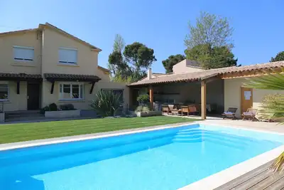 Image de Chaleureuse villa très bien équipée avec piscine  chauffée dans grand parc 4****