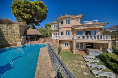 Image de Villa élégante et très spacieuse avec piscine privée et vue imprenable.